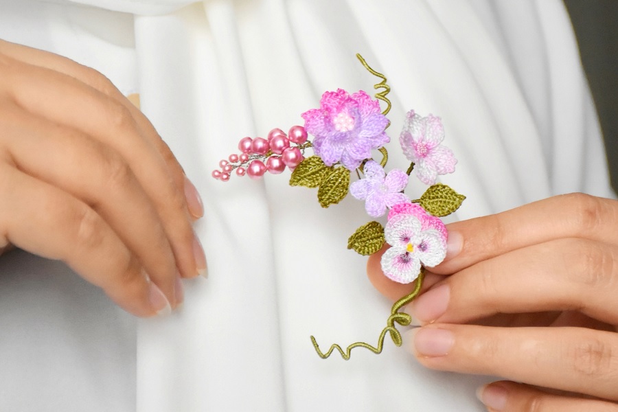 گل سینه برای شال و روسری